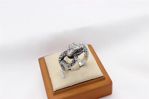 Dettaglio dell'anello a serpente vintage con scaglie intricate e occhi di gemme rosse
