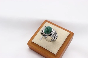 Nahaufnahme des Vintage-Stahlrings mit grünem Malachit-Stein und gravierten Mustern