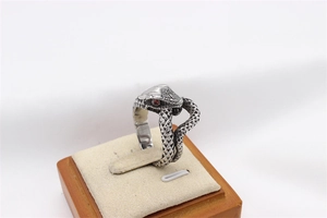 Dettaglio macro dell'anello a serpente vintage con squame d'argento e occhi rossi
