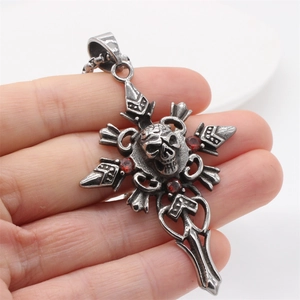 Pendentif croix tête de mort gothique vintage en argent avec strass rouges
