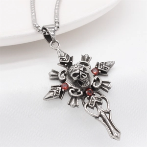 Collier croix crâne gothique vintage en acier titane avec accents de zircon rouge