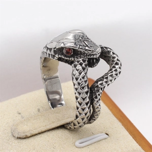 Anello a serpente retrò da uomo in acciaio con scaglie e occhi di pietre rosse