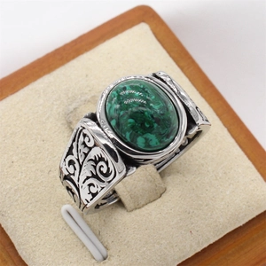 Vintage Herrenring aus Edelstahl mit ovalem grünen Edelstein und floraler Schnitzerei