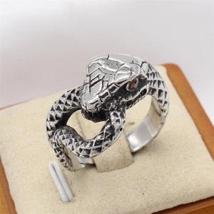 Anello vintage a serpente da uomo in argento con squame e pietre preziose rosse
