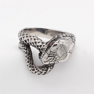 Anello a serpente retrò in acciaio inossidabile con squame e piccoli occhi rossi