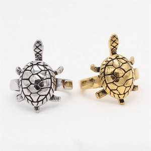 Retro sea turtle rings in gold and silver finish with detailed carved shell pattern