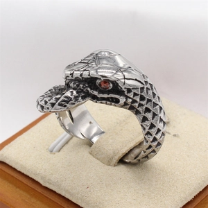 Anello vintage a serpente da uomo in argento con occhio di gemma rossa e scaglie