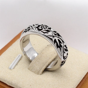 Vintage gothic stainless steel men's ring with black rose engravings and silver finish