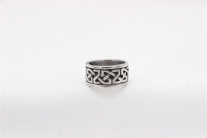 Nahaufnahme des Viking-Ringes mit keltischen Knotenmustern und oxidiertem Silber-Finish
