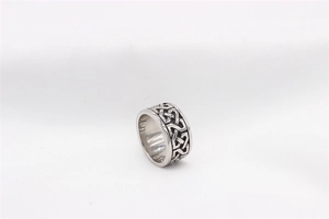 Makroaufnahme eines Wikinger-Stahlrings in Silber mit filigranem Keltenknoten-Muster