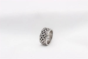 Nahaufnahme eines silbernen Vintage-Wikingerrings mit keltischem Knoten-Relief
