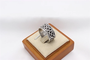 Detailansicht eines Vintage-Stahlrings mit aufwendigen keltischen Knoten-Webtexturen
