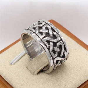 Vintage Wikinger-Stahlring im Breitband-Stil mit aufwendigem keltischem Knoten