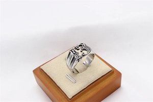 Dettaglio dell'anello punk vintage in acciaio inossidabile con numero 13 traforato