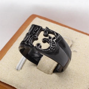 Anello retrò in acciaio inossidabile nero con numero 13 gotico su un vassoio