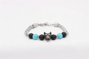 Λεπτομερής όψη του βραχιολιού κεφάλι λύκου hip-hop με μαύρες ματ χάντρες και μεταλλική αλυσίδα
