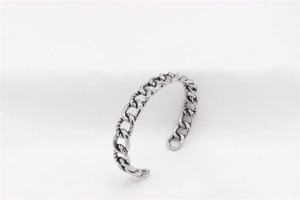 Vue détaillée d'un bracelet jonc à maillons vintage avec finition argentée mate