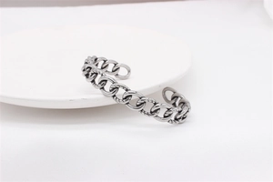Détail macro du bracelet ouvert à chaîne creuse rétro avec motif de corde torsadée