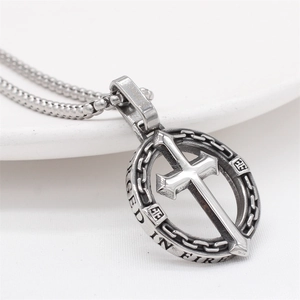 Collier croix vintage pour homme avec gravure Forged in Fire sur cadre ovale