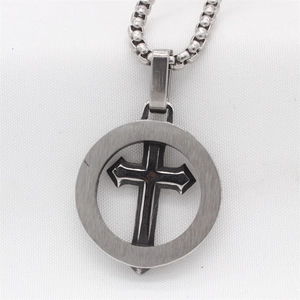 Collier avec pendentif croix rétro en acier inoxydable finition argent brossé et noir