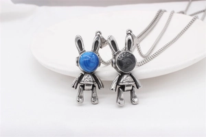 Détail d'un pendentif lapin rétro avec finition marbre bleu et chaîne serpent élégante