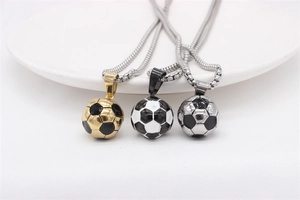 Vue détaillée des pendentifs de football tricolores en or, argent et noir avec chaînes