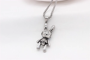 Détail du pendentif lapin mécanique vintage en acier inoxydable sur chaîne à billes