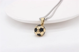 Détail d'un collier pendentif football avec finition émail or et noir sur une chaîne