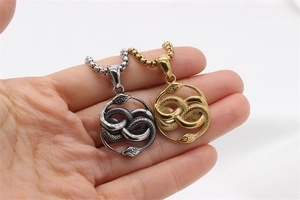 Detailansicht der Retro-Doppelschlange Infinity-Anhänger in Silber und Gold