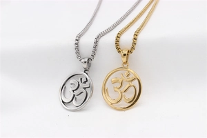 Détail des pendentifs symbole Om argentés et dorés sur chaînes en acier inoxydable