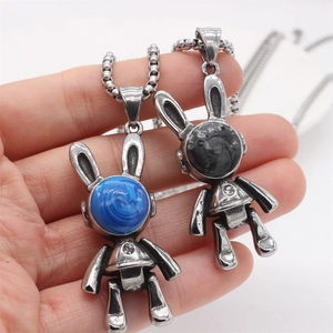 Colliers pendentif lapin astronaute rétro en argent avec pierres bleues et noires
