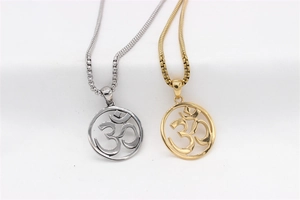 Vue détaillée des pendentifs symbole Om en or et argent avec des chaînes robustes