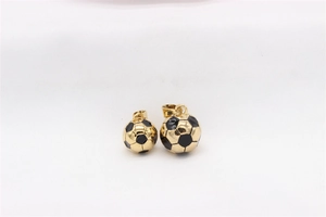 Vue macro de pendentifs ballon de football dorés en deux tailles avec détails en émail noir