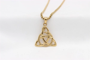 Détail du pendentif triangle celtique doré avec deux serpents sur chaîne box