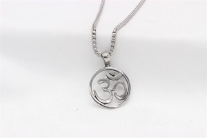 Vue détaillée du pendentif Om en acier inoxydable argenté avec chaîne box sur fond blanc
