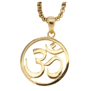 Collier symbole Om en acier titane doré poli avec chaîne vénitienne sur fond blanc