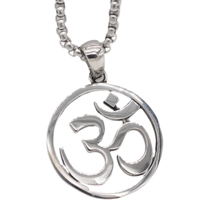 Collier à billes en acier inoxydable argenté avec un pendentif rond ajouré signe Om