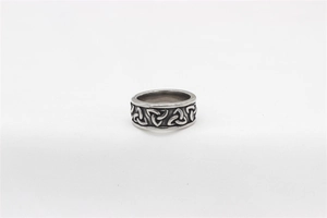 Détail de motifs nœuds celtiques vikings sur une bague large en acier pour hommes
