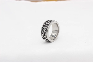 Détail des motifs de nœuds celtiques sur l'anneau en acier oxydé de style viking