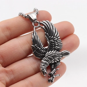 Collana con ciondolo aquila vintage da uomo in acciaio inossidabile con ali intagliate