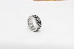 Détails macro des motifs de nœuds celtiques vikings sur bague en acier poli pour homme