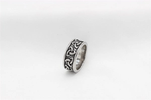 Détail de la bague vintage en acier avec motifs nœuds celtiques et intérieur poli miroir