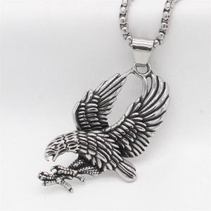 Collana con ciondolo aquila retrò in acciaio inossidabile con ali dettagliate e catena