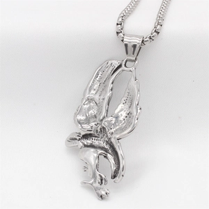 Collana con ciondolo aquila retrò per uomo in acciaio al titanio argento lucido