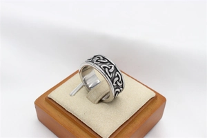 Détail de la bague Viking en acier rétro avec gravures complexes de nœuds celtiques