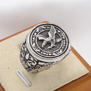 Retro eagle relief stainless steel biker ring with vintage silver finish and side carvings