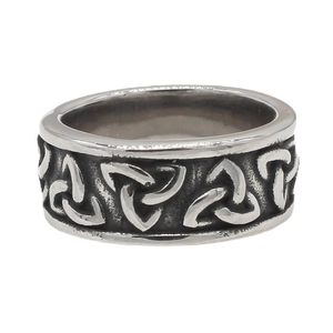 Bague Viking vintage en acier inoxydable avec noeud celtique sur fond blanc