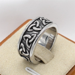 Bague Viking pour homme en acier avec relief de nœud celtique et finition antique