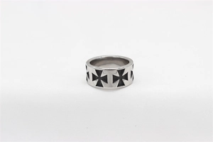 Détail macro d'une bague gothique en acier inoxydable avec cinq croix de Malte noires