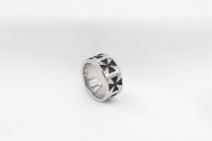 Détail d'une bague rétro pour homme en acier avec motifs de croix de Malte noirs